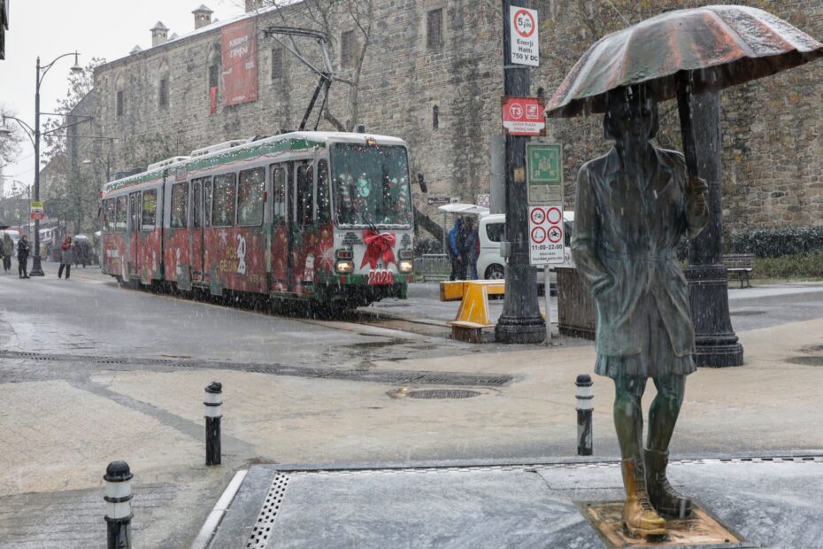 BURSA’DA YENİ YIL COŞKUSU NOSTALJİK TRAMVAYLA YAŞANIYOR