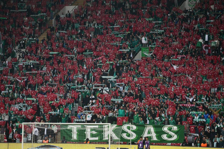 BURSASPOR TRİBÜNLERİ TÜRK BAYRAKLARIYLA DONATILDI