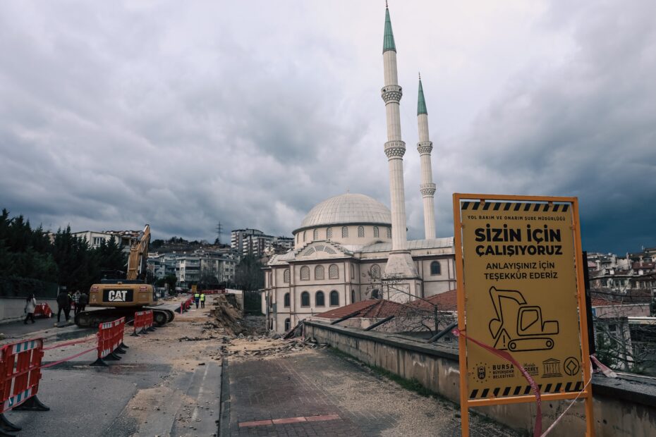 NİLÜFER’DE ÇÖKEN İSTİNAT DUVARI YENİLENİYOR