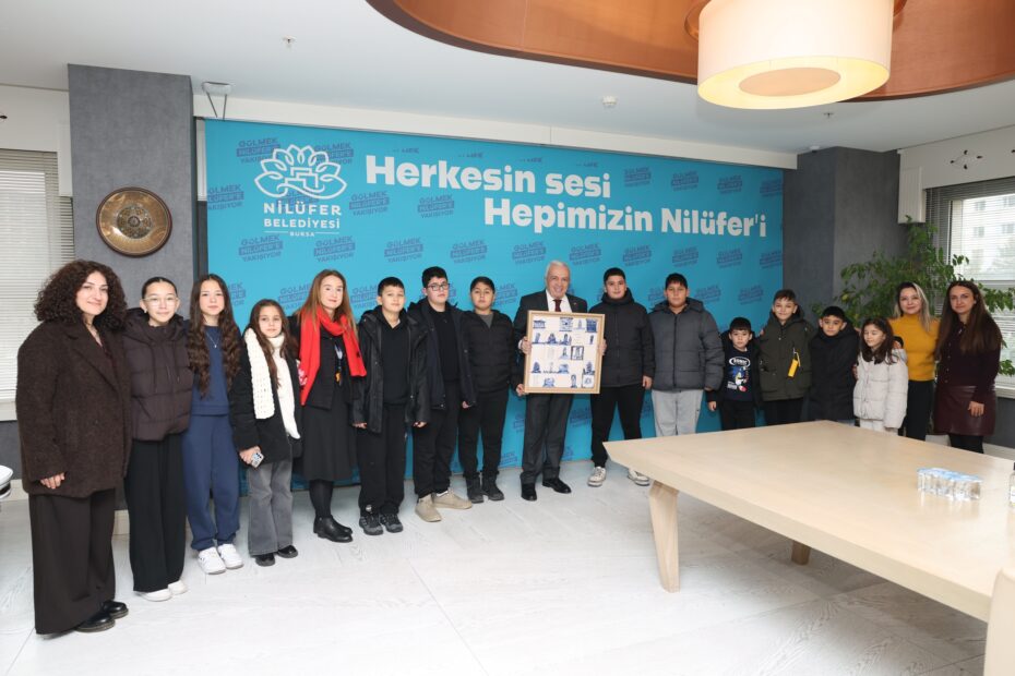 Badırgalı çocuklar el emeklerini Başkan Şadi Özdemir’e hediye etti
