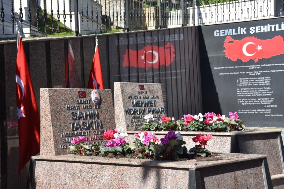 Gemlik’te Şehitliklere Titiz Bakım