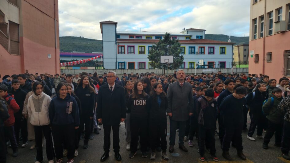 Gemlik’te bugün ilk ders Saygı Duruşuyla Başladı