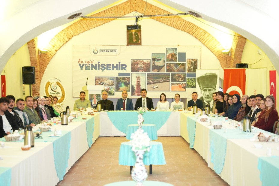 BAŞKAN ÖZEL ÜNİVERSİTE ÖĞRENCİLERİYLE İFTARDA BULUŞTU