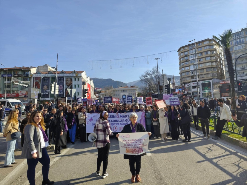 CHP Bursa İl Kadın Kolları’ndan 8 Mart Yürüyüşü ve Basın Açıklaması 