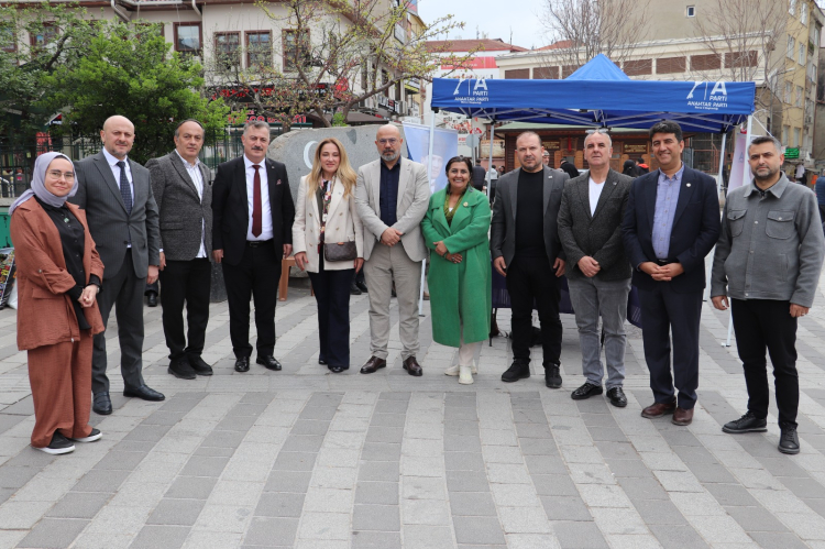Anahtar Parti Bursa’da dağıttığı 200 bin ata tohumunu 2 saatte tükendi