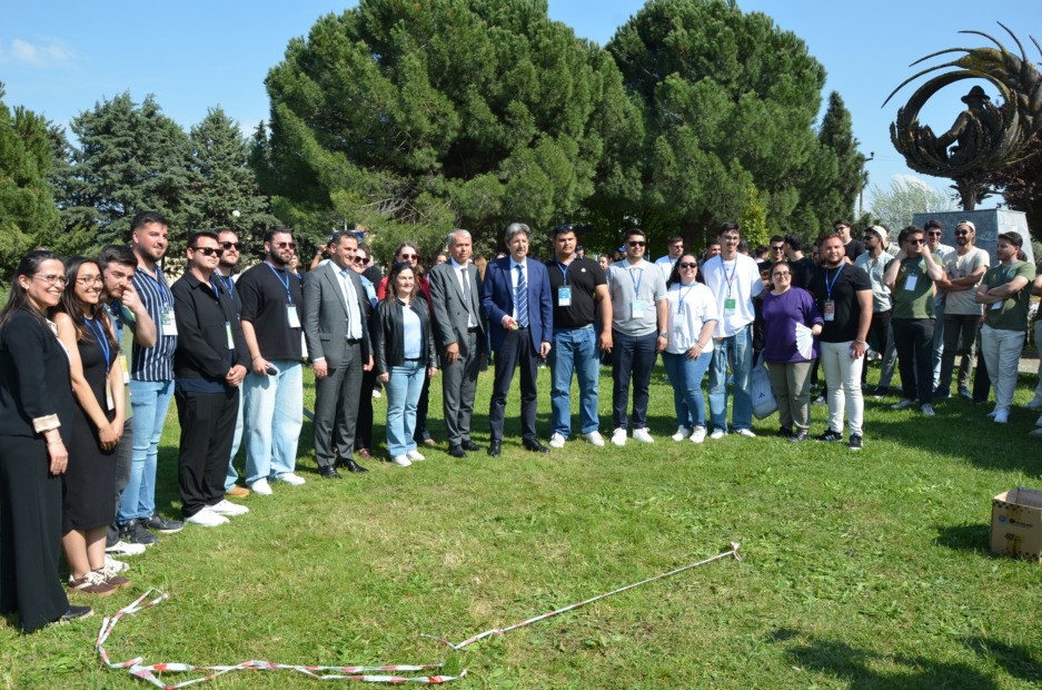 Geleneksel tomurcuk şenliğinde öğrenciler doyasıya eğlendi