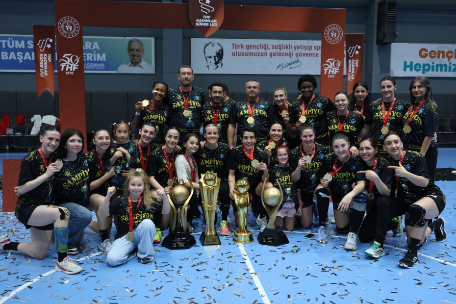 BURSA BÜYÜKŞEHİR BELEDİYESPOR SEZONUN ÜÇÜNCÜ KUPASINA DA KAVUŞTU