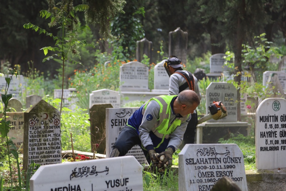 BURSA’DA MEZARLIKLAR BAYRAMA HAZIR