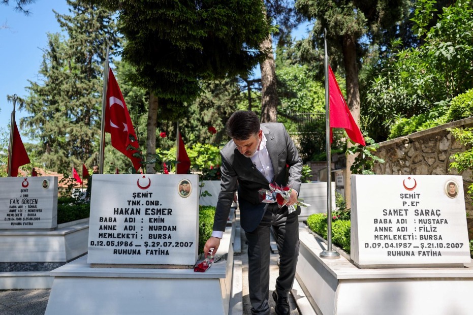 BAŞKAN VEKİLİ ŞAHİN BİBA’DAN ŞEHİTLİK VE ESNAF ZİYARETİ 