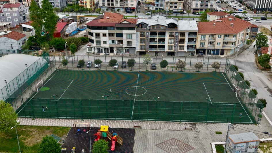 Gemlik’te Halı Sahalar Yenilendi
