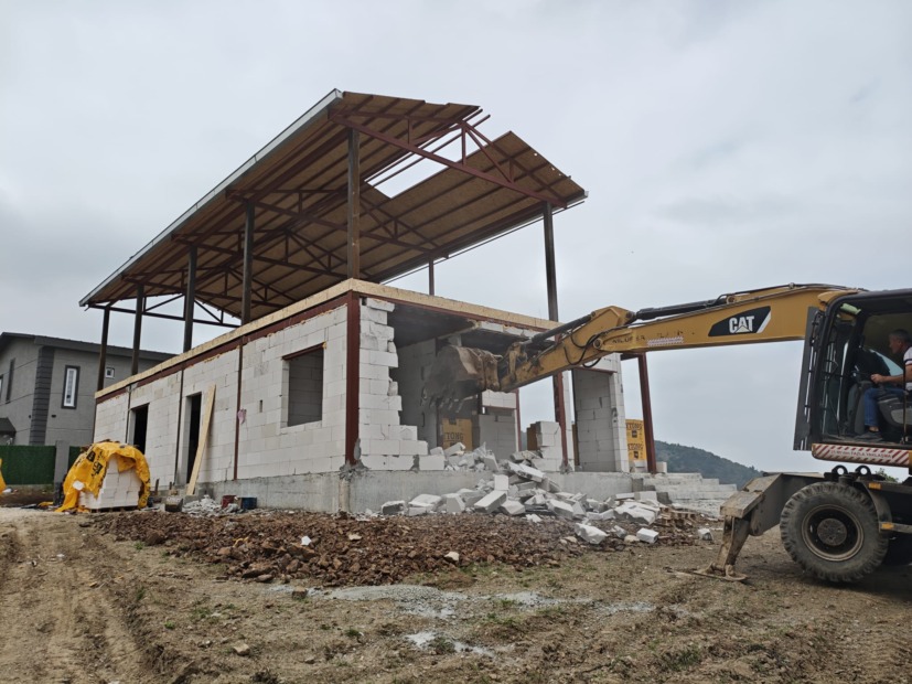 Nilüfer’de iki kaçak yapı yıkıldı