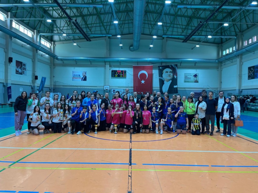 Futsal’da şampiyon Elmasbahçeler Salih Şeremet Ortaokulu