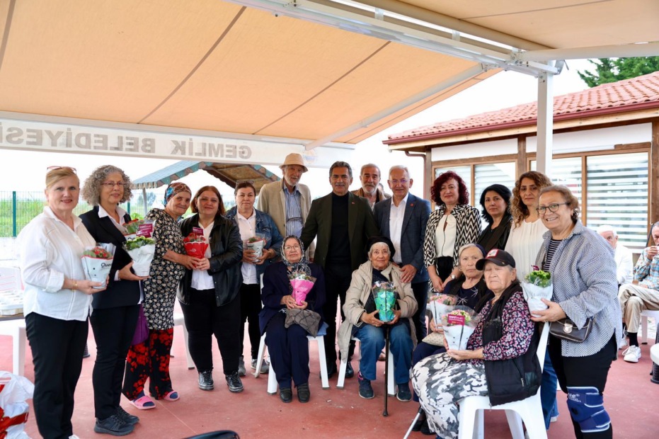 CHP KADIN KOLUNDAN HUZUREVİNE ANLAMLI ZİYARET