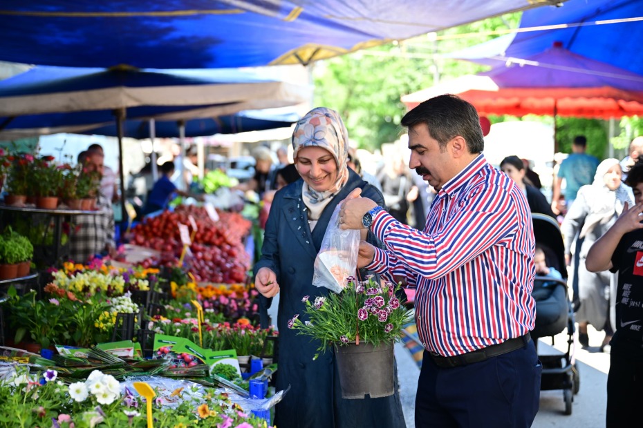 BAŞKAN YILMAZ ESNAF VE VATANDAŞLA BAYRAMLAŞTI
