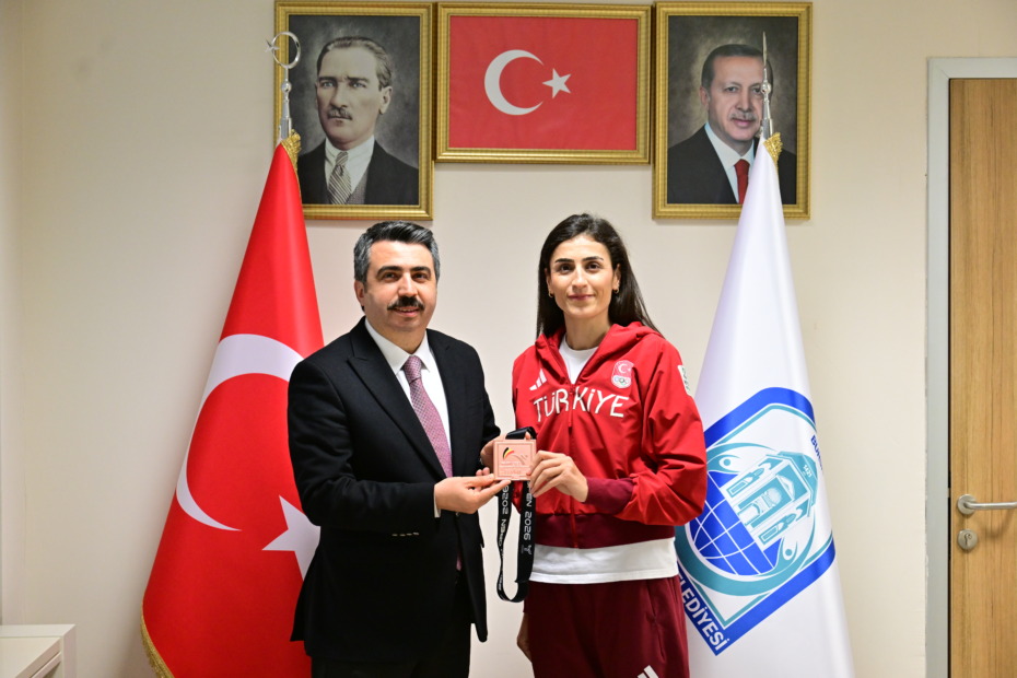 YILDIRIMLI HATİCE KÜBRA İLGÜN AVRUPA’DA KÜRSÜDE