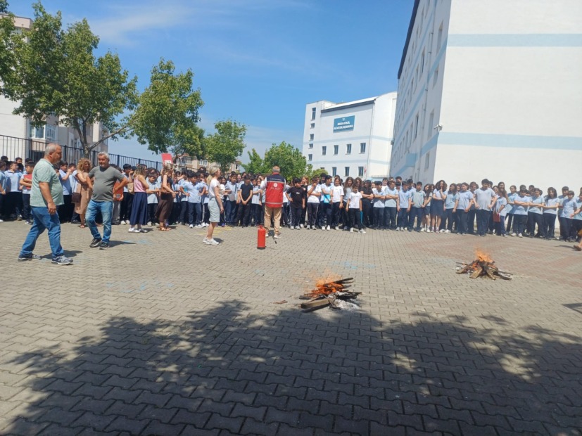 Gemlik’te Öğretmenlere Yangın Eğitimi ve Tahliye Tatbikatı