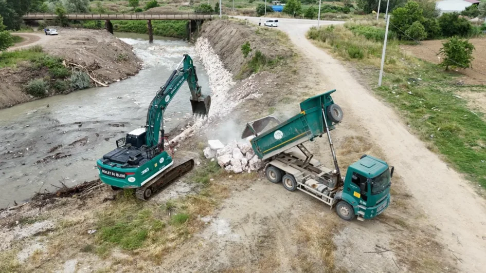 İnegöl’de 2 Noktada Dere Islah Çalışmaları Devam Ediyor