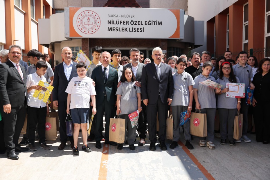 BAŞKAN VEKİLİ BİBA, ÖĞRENCİLERİN KARNE HEYECANINA ORTAK OLDU