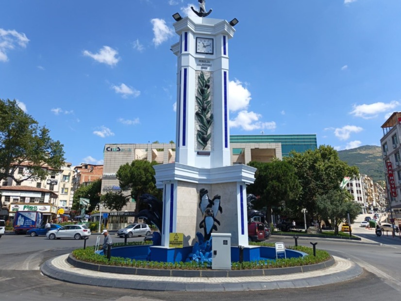 Gemlik’te Saat Kulesi ve Havuz Çevresinde Yenileme Çalışmaları