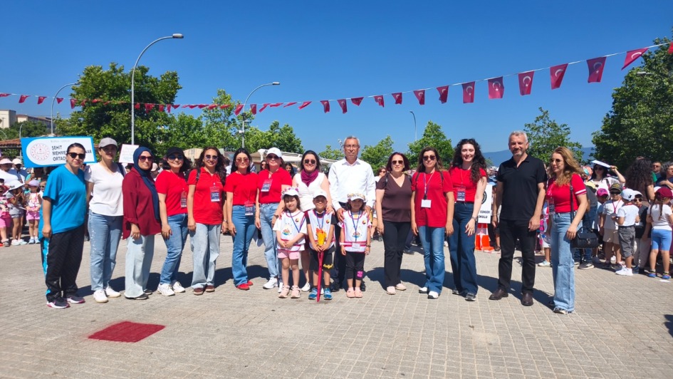 1240 Minik Öğrencinin Yürüyüşü Gemlik Sahilini Şenlik Alanına Çevirdi
