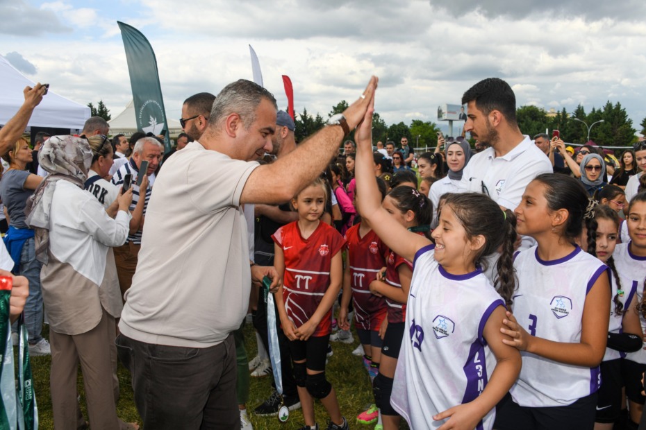 Mini Voleybol Şenliği’nde Çocuklar Madalyalarını Aldı