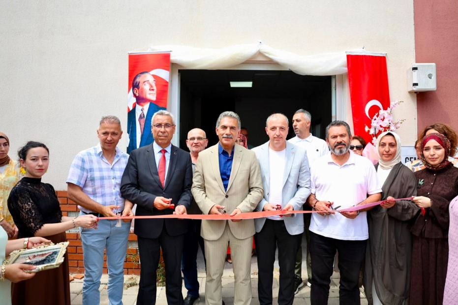 Gemlik Halk Eğitim Merkezi’nin Yıl Sonu Sergisi Büyük Beğeni Topladı