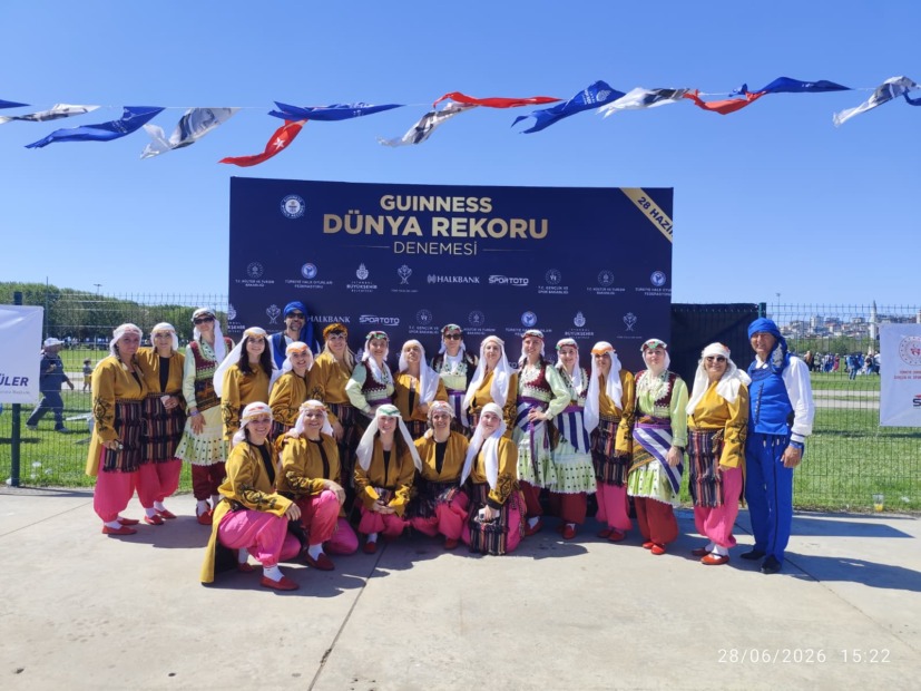 Gemlik’in Halk Oyunları Ekiplerinden Tarihi Rekor Denemesine Gururlandıran Katılım