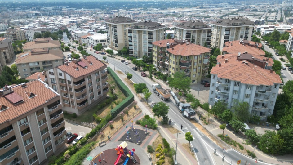 BÜYÜKŞEHİR ÜÇEVLER MAHALLESİ’NDE ASFALT YENİLİYOR