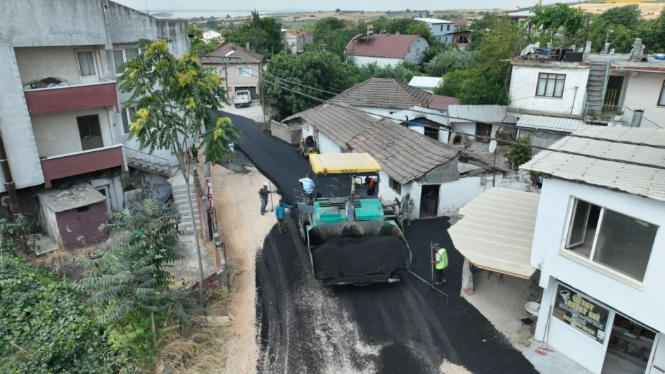 KARACABEY’İN YENİKARAAĞAÇ MAHALLESİ’NDE YOLLAR YENİLENİYOR