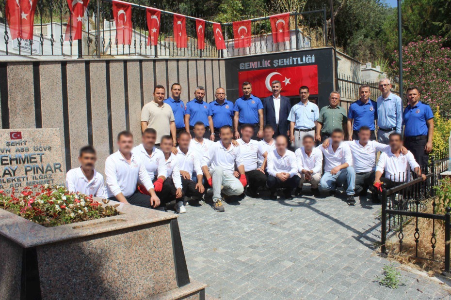 GEMLİK AÇIK CEZA İNFAZ KURUMU’NDAN ANLAMLI ANMA: HÜKÜMLÜ VE PERSONELDEN ŞEHİTLİĞE ZİYARET