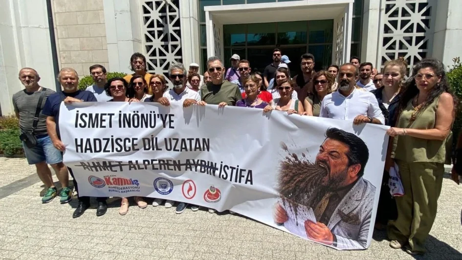 Bursa’da İsmet İnönü tepkisi: STK’lar Büyükşehir önünde toplandı