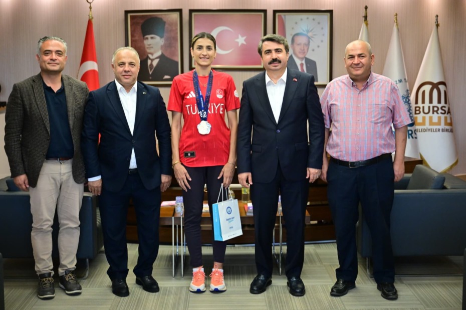 MİLLİ TEKVANDOCU HATİCE KÜBRA İLGÜN, MADALYA SEVİNCİNİ YILDIRIM BELEDİYE BAŞKANI OKTAY YILMAZ’LA PAYLAŞTI