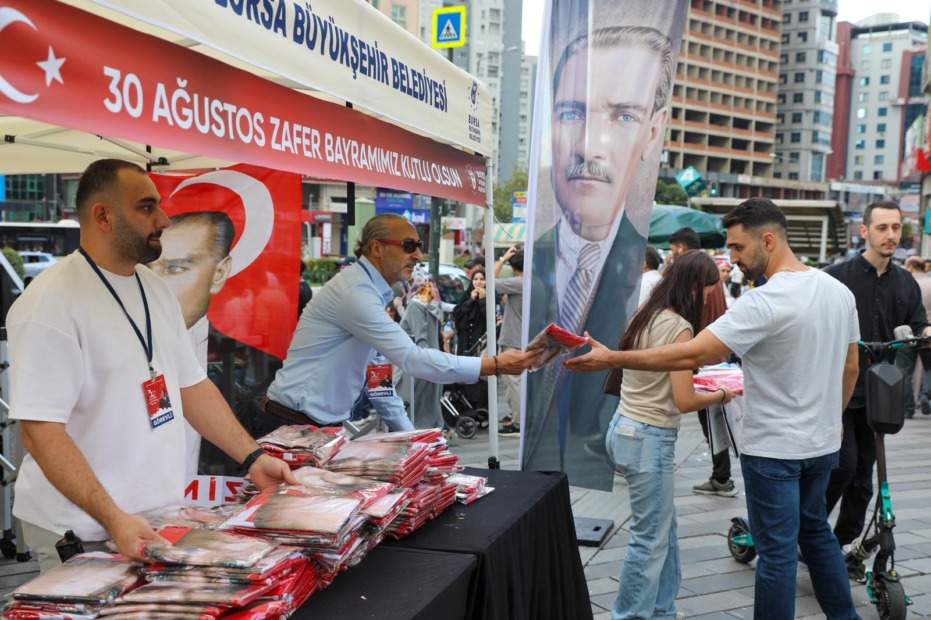 BURSA’DA ZAFER COŞKUSU AY YILDIZ İLE TAÇLANDI