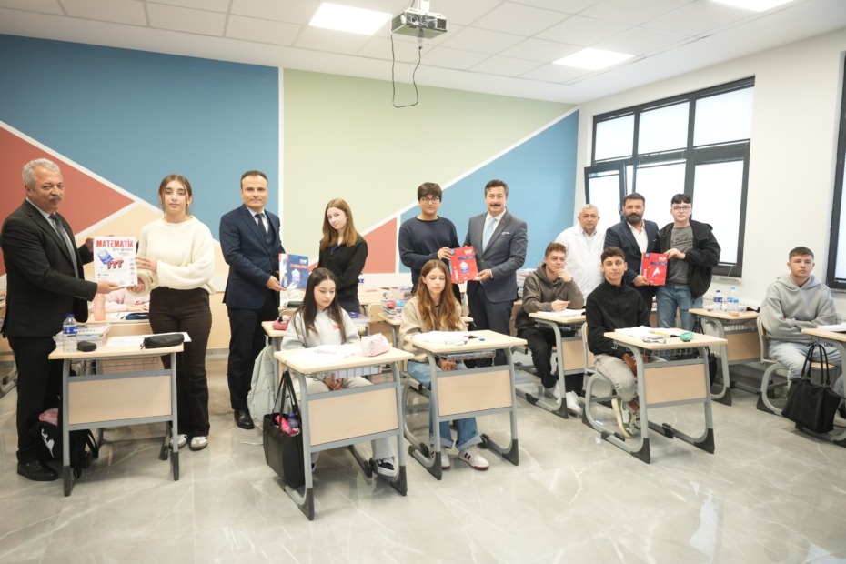 YENİŞEHİR’DE ÜNİVERSİTE ADAYLARINA 3 BİN KİTAP DESTEĞİ
