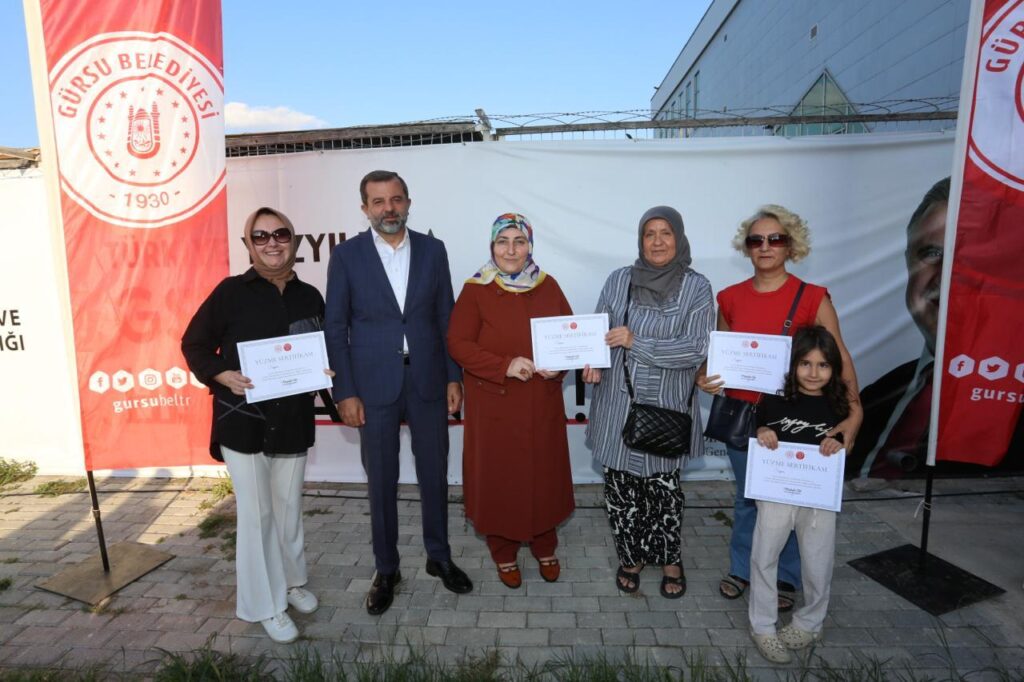 YÜZLERCE GÜRSULU KADIN ÜCRETSİZ YÜZME ÖĞRENDİ  