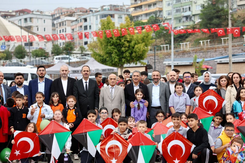 Gemlik’te 200 Uçurtma Barış İçin Gökyüzüne Bırakıldı