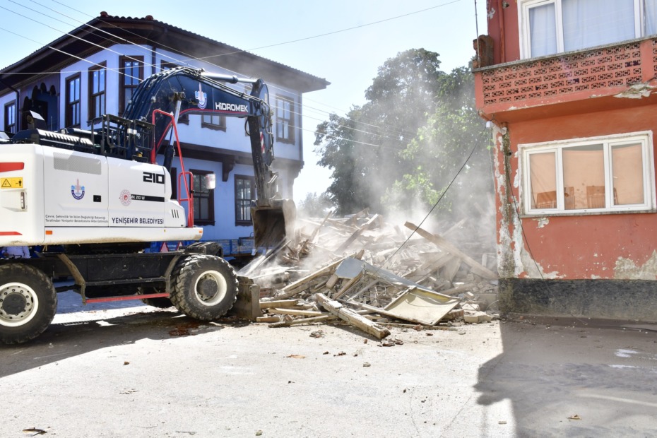 YENİŞEHİR’DE METRUK BİNALAR TEK TEK YIKILIYOR