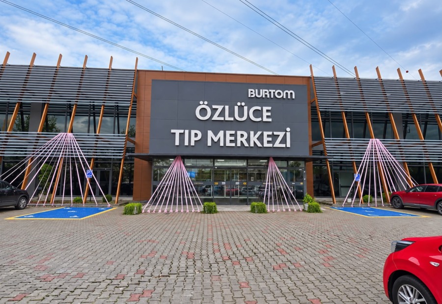 BURTOM’DAN “MEME KANSERİ” MESAJI “BİNALAR PEMBE KURDELALARLA SÜSLENDİ”