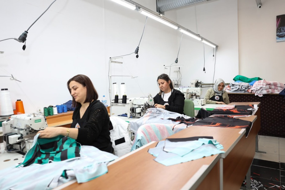 GEMLİK BELEDİYESİ’NDEN AMATÖR SPOR KULÜPLERİNE FORMA DESTEĞİ
