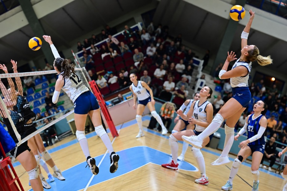KARACABEY BELEDİYESPOR VOLEYBOLDA GALİBİYETLERLE MORAL DEPOLADI!