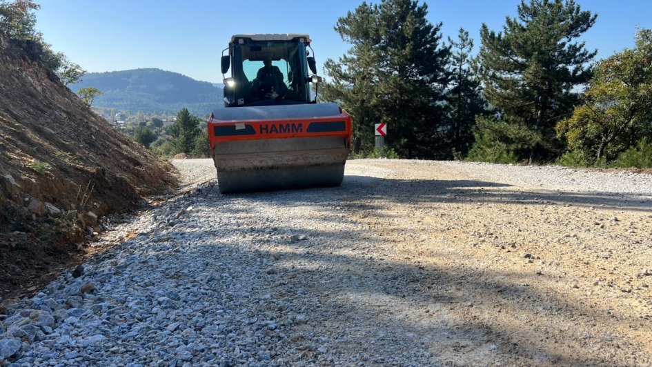 Keles’in üç mahallesinde yol mesaisi