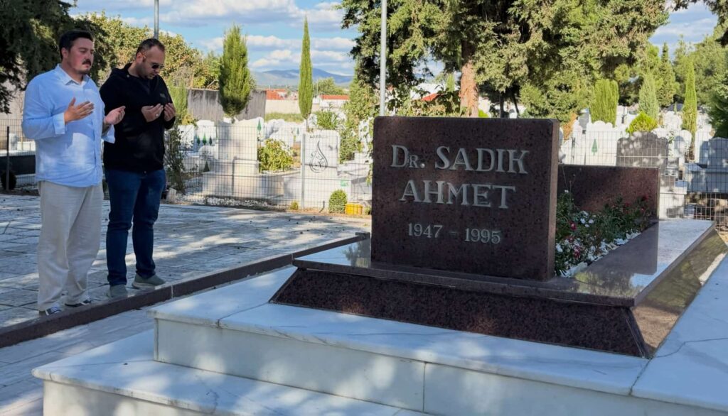 Selçuk Efe, Gümülcine’de Sadık Ahmet’in Kabrini Ziyaret Etti.