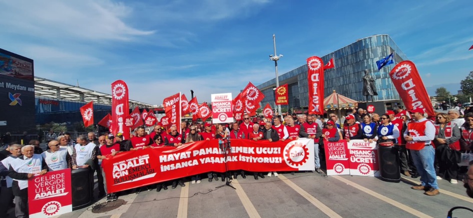Arzu Çerkezoğlu, “Türkiye’nin dört bir yanında gelirde vergide ülkede adalet için omuz omuza geliyoruz” dedi. 